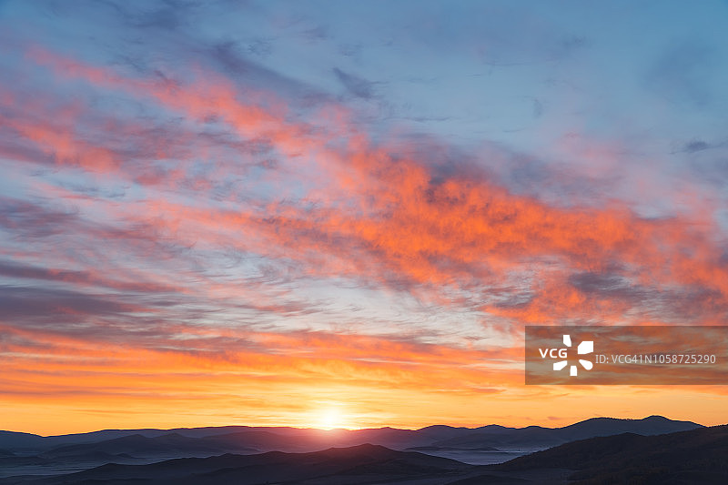 橙色天空下的日落图片素材