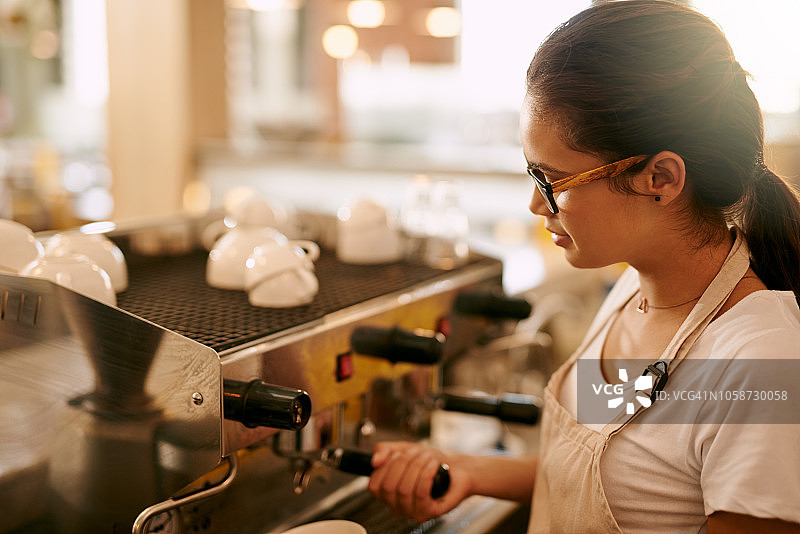 她煮的咖啡是城里最好的图片素材