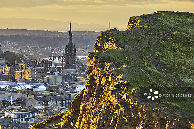 爱丁堡日落时分的索尔兹伯里峭壁风光图片素材