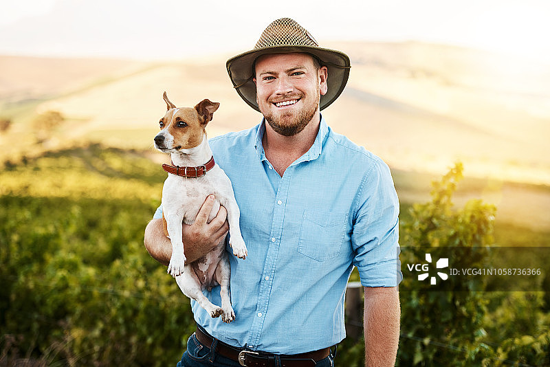 我们都喜欢一起在农场工作图片素材