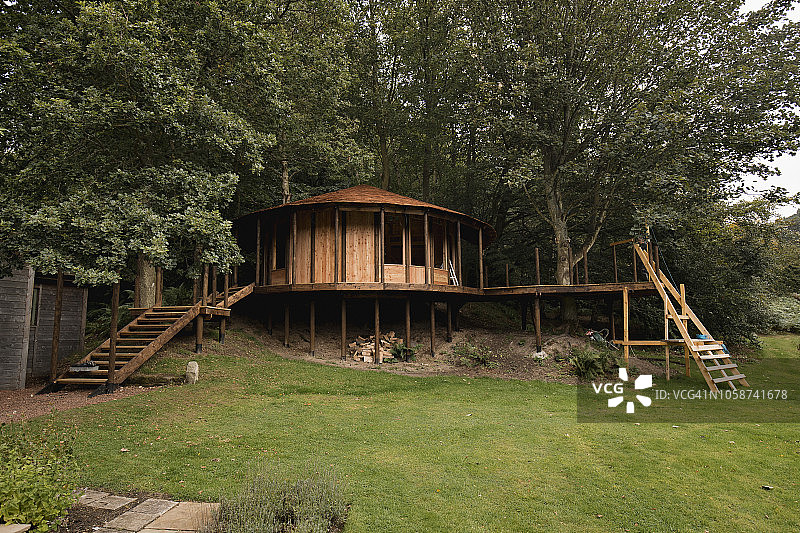 豪华花园树屋图片素材