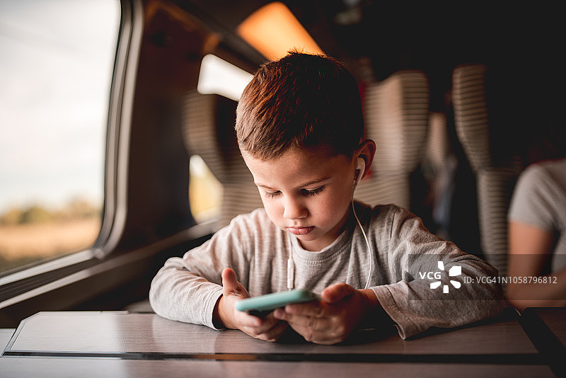 在火车上玩得开心的小男孩图片素材