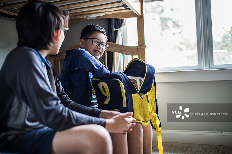 学龄兄弟在床上聊天图片素材