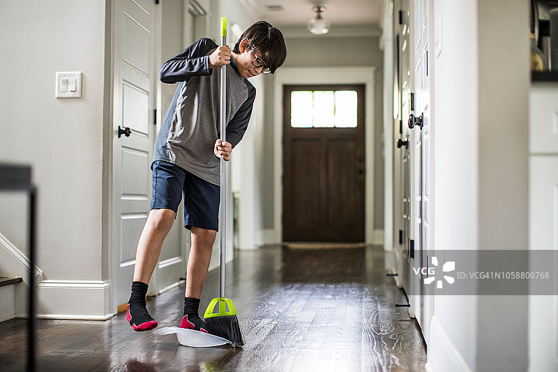 做清洁和做家务的男孩图片素材