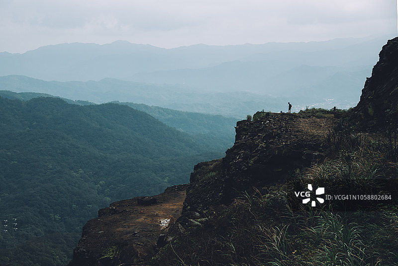 悬崖边男人的剪影图片素材