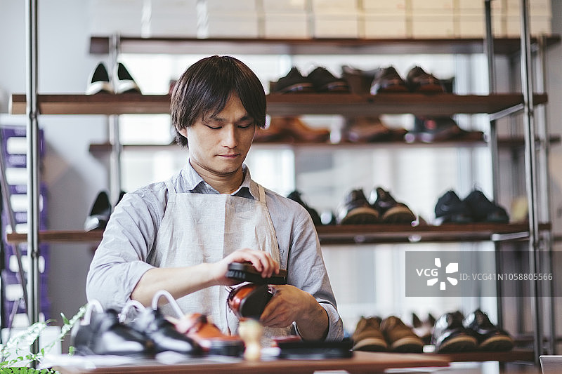 年轻擦鞋匠在擦鞋图片素材