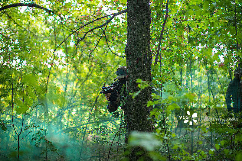 模拟雾季的军事演习图片素材