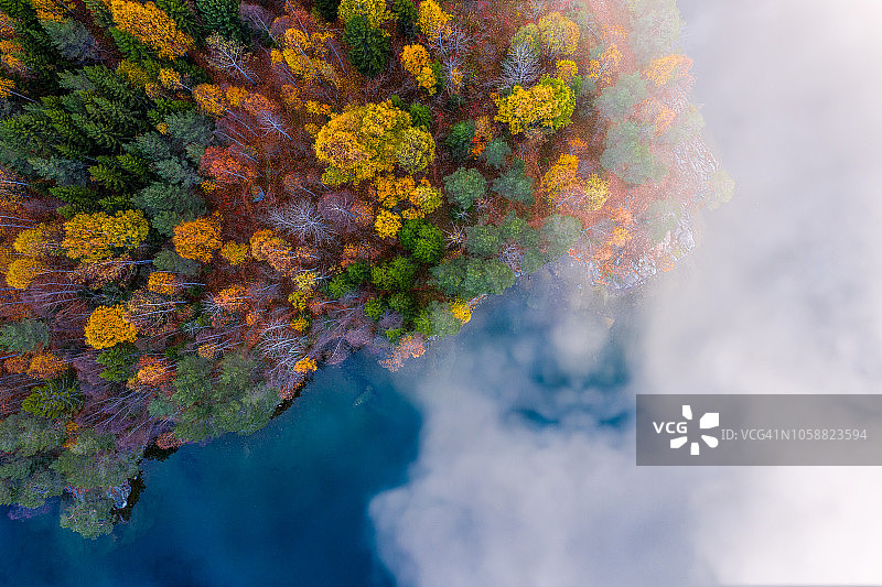 雾蒙蒙的早晨和秋天的色彩图片素材