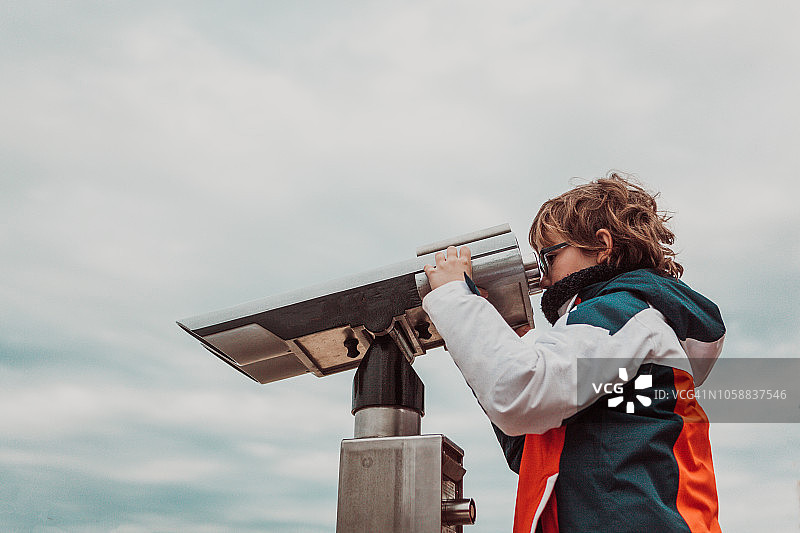 用双筒望远镜观察的男孩图片素材