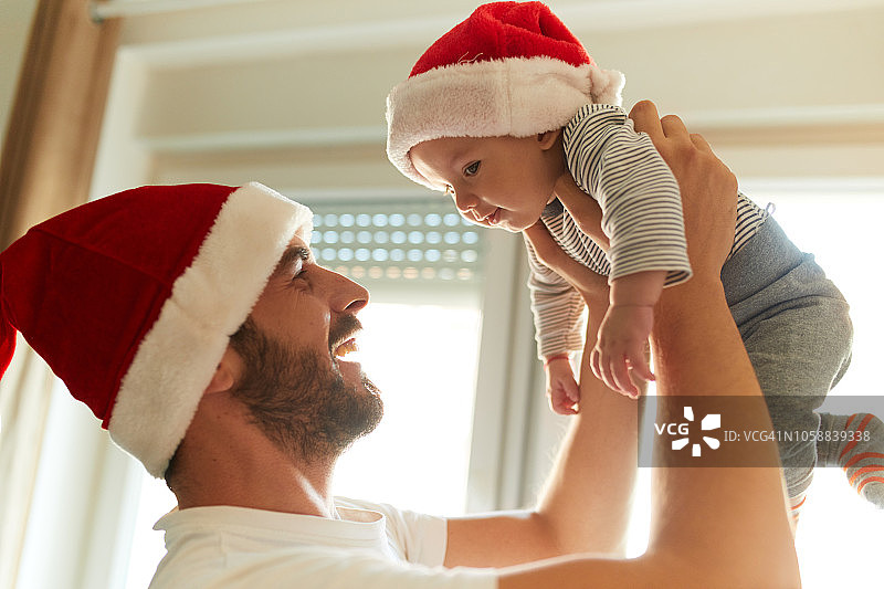 儿子的第一个圣诞节图片素材