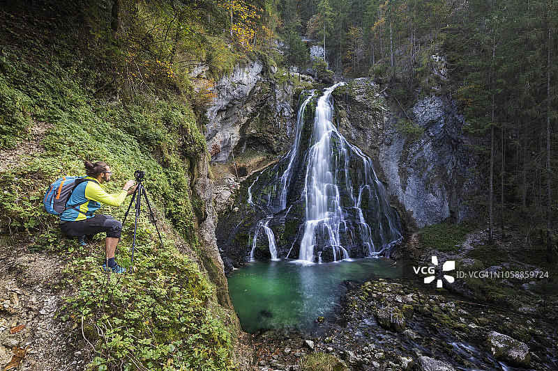 摄影师在奥地利阿尔卑斯山拍摄田园诗般的瀑布和苔藓岩石图片素材
