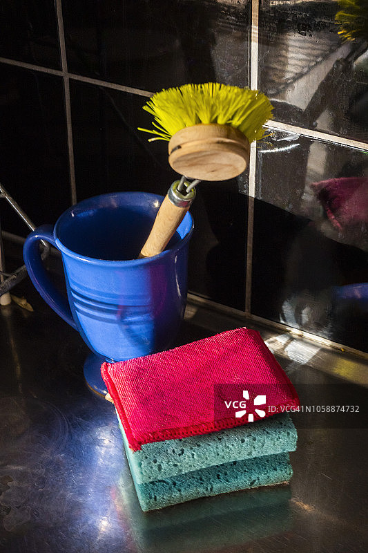 厨房水槽上的洗碗刷和海绵图片素材