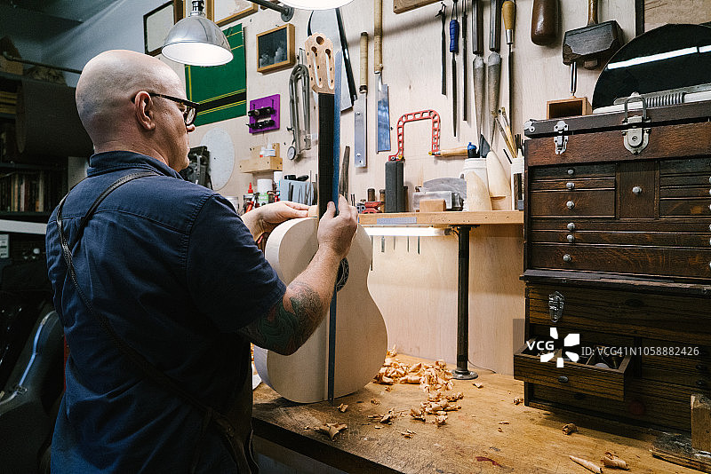 工作中的提琴制作师图片素材