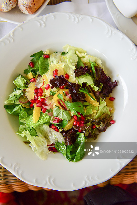 石榴、橙子、萝卜和绿叶沙拉图片素材