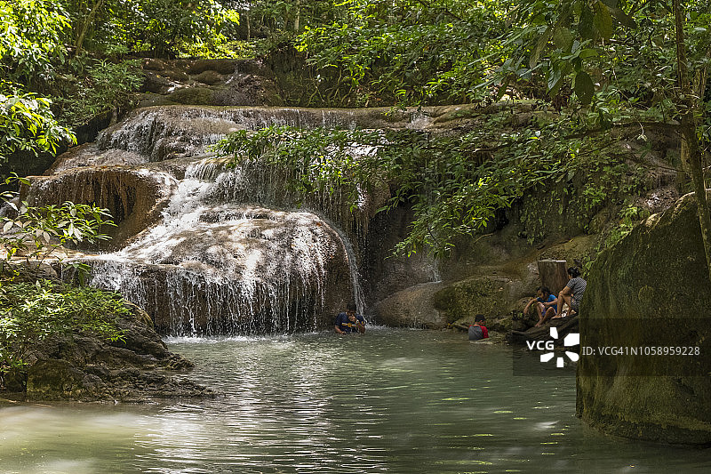 人们在爱侣湾瀑布第五层享受水上乐趣图片素材