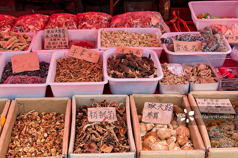 街市上的传统中草药图片素材