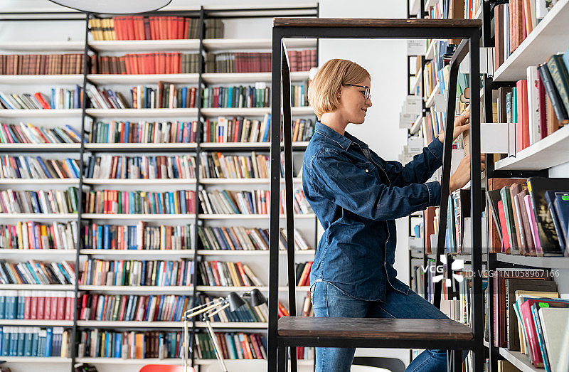 图书管理员在图书馆整理书籍图片素材