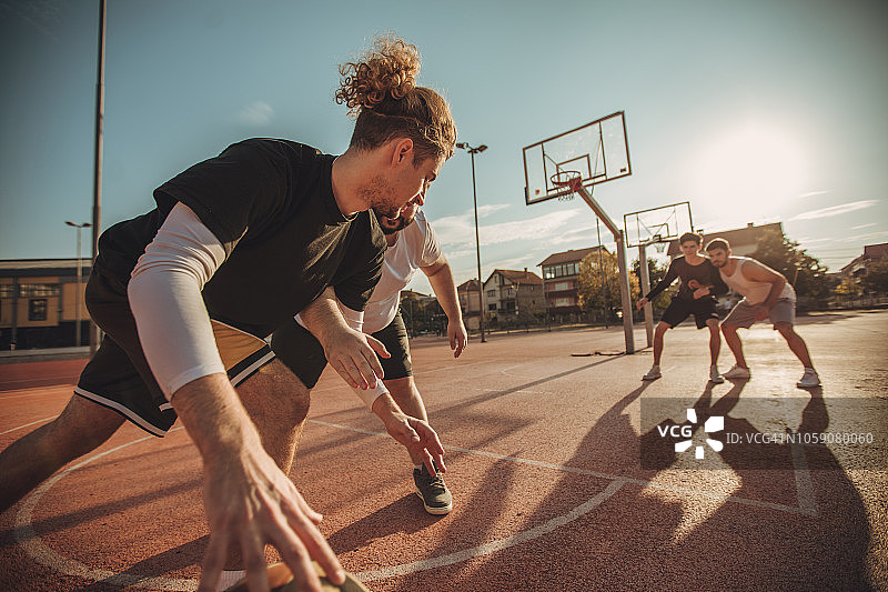 年轻男人打篮球图片素材