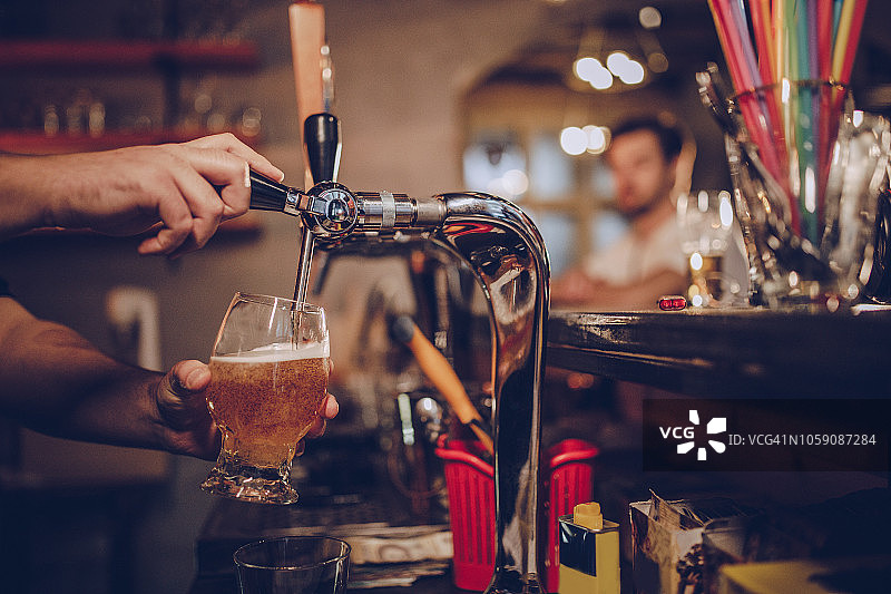 带啤酒桶、酒瓶和新鲜啤酒花的啤酒杯图片素材