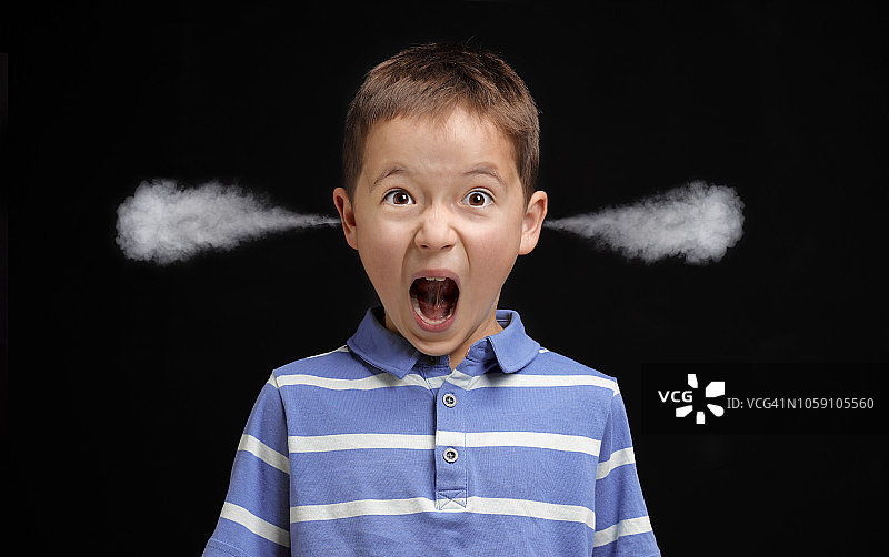 气得耳朵冒烟的愤怒男孩图片素材