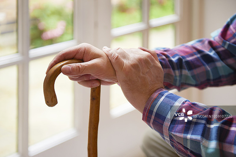 养老院里老人拄着拐杖的手图片素材