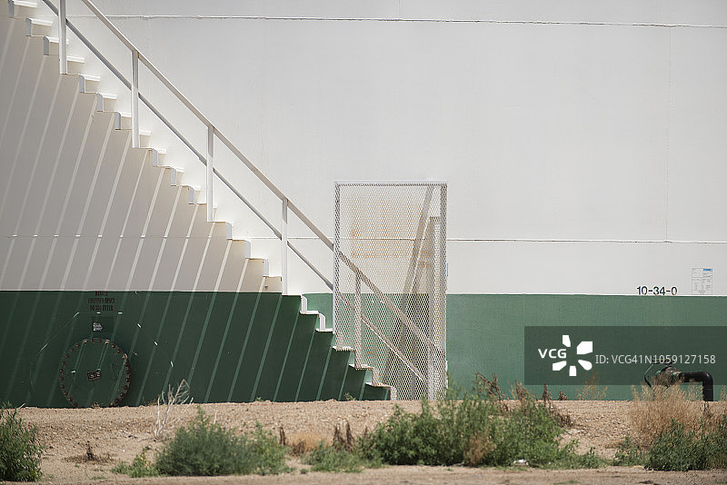 储料仓楼梯与阴影研究图片素材