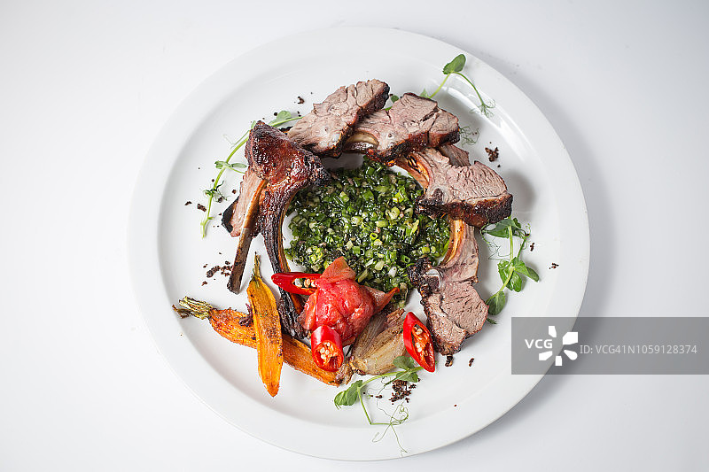 烤羊肉配蔬菜（白色盘子）图片素材
