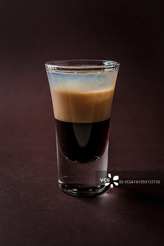 B-52酒精饮品，优雅深棕色背景图片素材