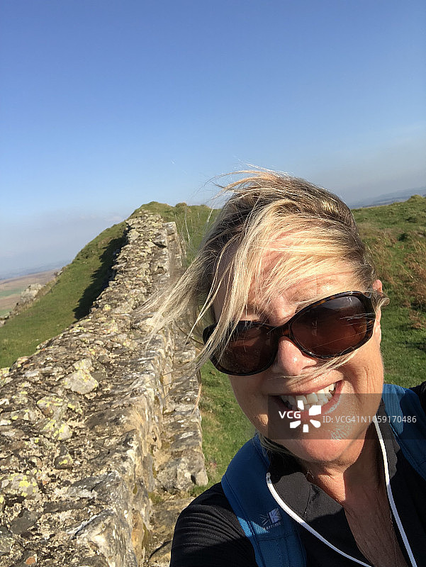 年长的徒步旅行者在哈德良长城徒步图片素材