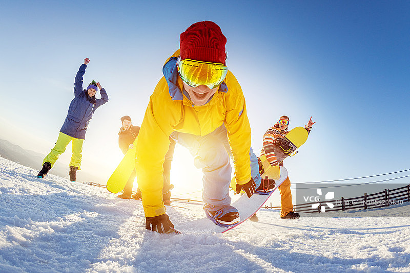 滑雪单板滑雪者做出俏皮姿势的有趣朋友们图片素材