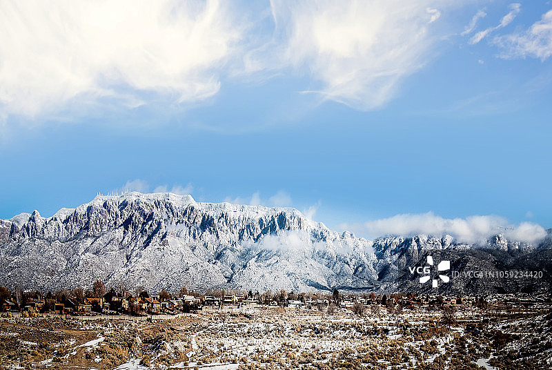 雄伟天空和云彩下的桑迪亚山脉图片素材
