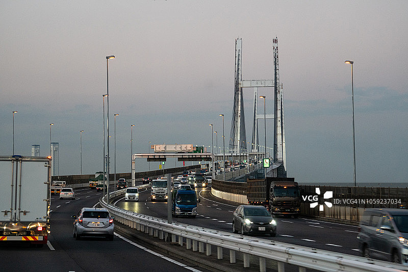 夕阳下的横滨海湾大桥和首都高速公路湾岸线图片素材