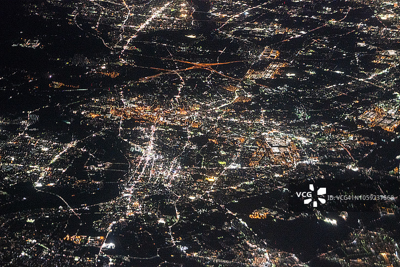 从飞机上俯瞰日本爱知县丰田市夜景图片素材