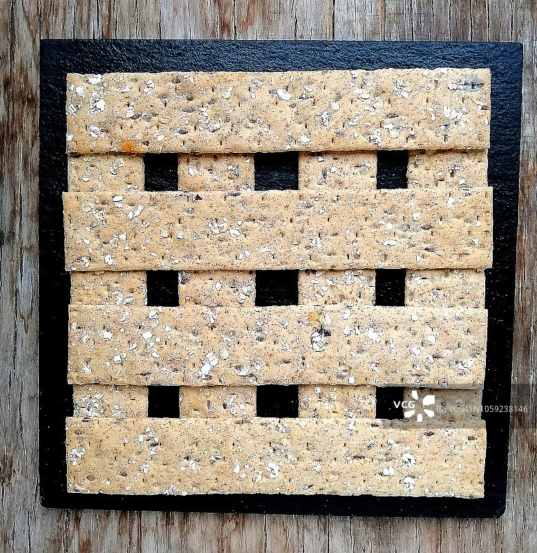 石板上的脆面包图片素材