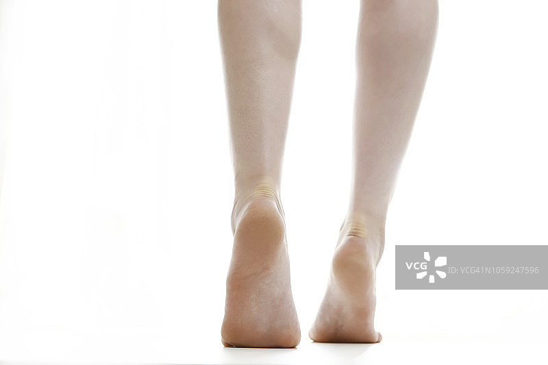 赤脚的年轻女子图片素材