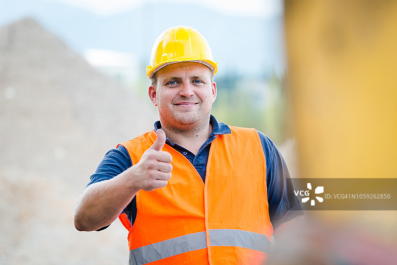 建筑工人竖起大拇指图片素材