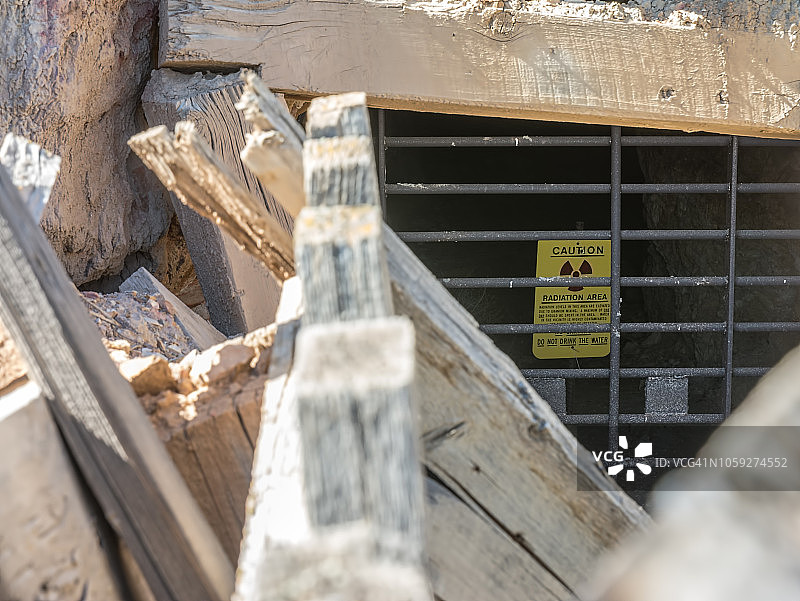 铀矿中的“小心辐射区域”标志图片素材