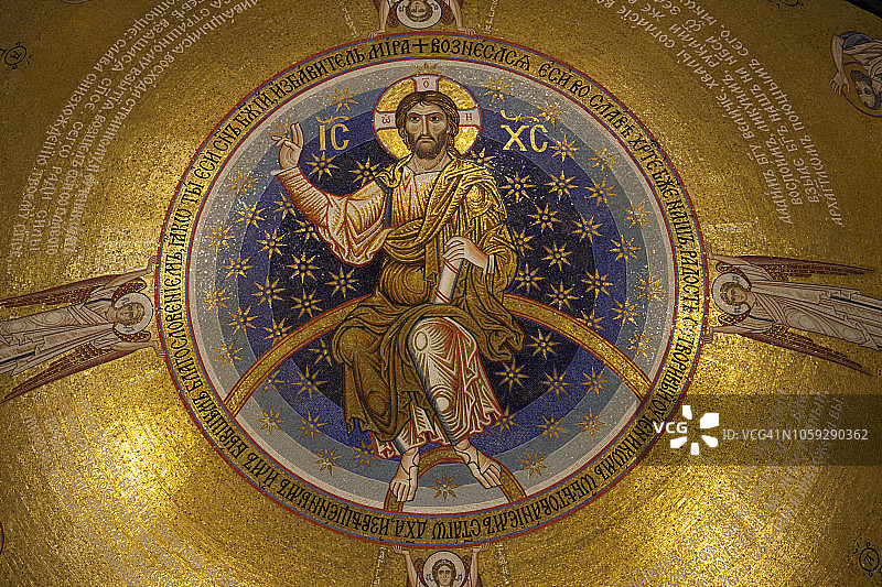 塞尔维亚贝尔格莱德圣萨瓦教堂小教堂的华丽彩绘天花板图片素材