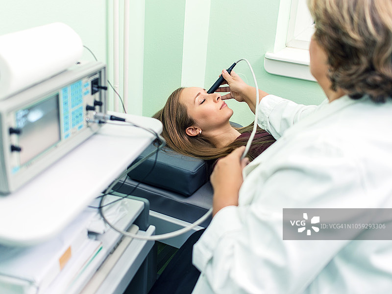在眼科诊所进行眼科超声检查图片素材
