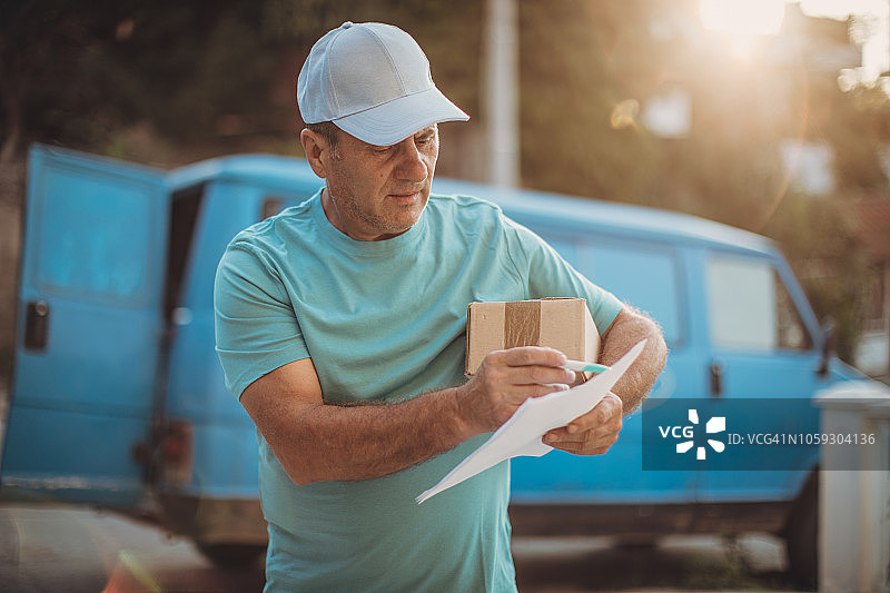 工作中快递员图片素材