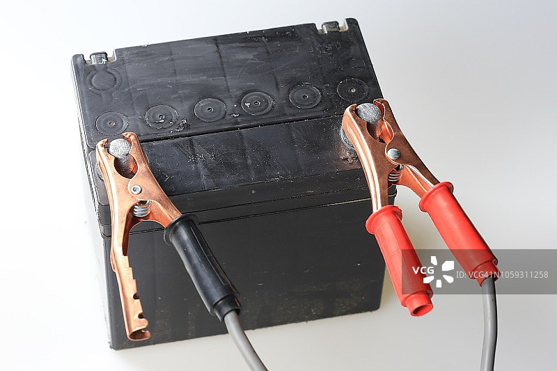 电池导体端子上的紧急跨接电缆和夹子图片素材
