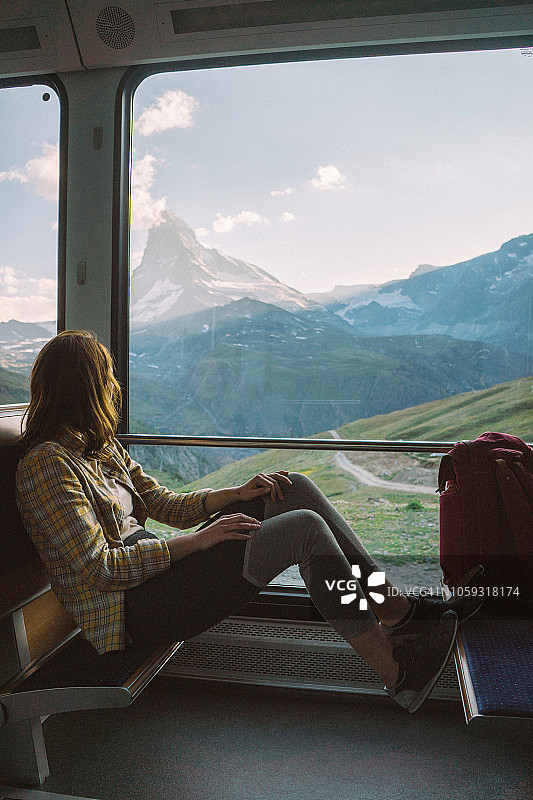 乘坐戈尔内格拉特火车的女人图片素材