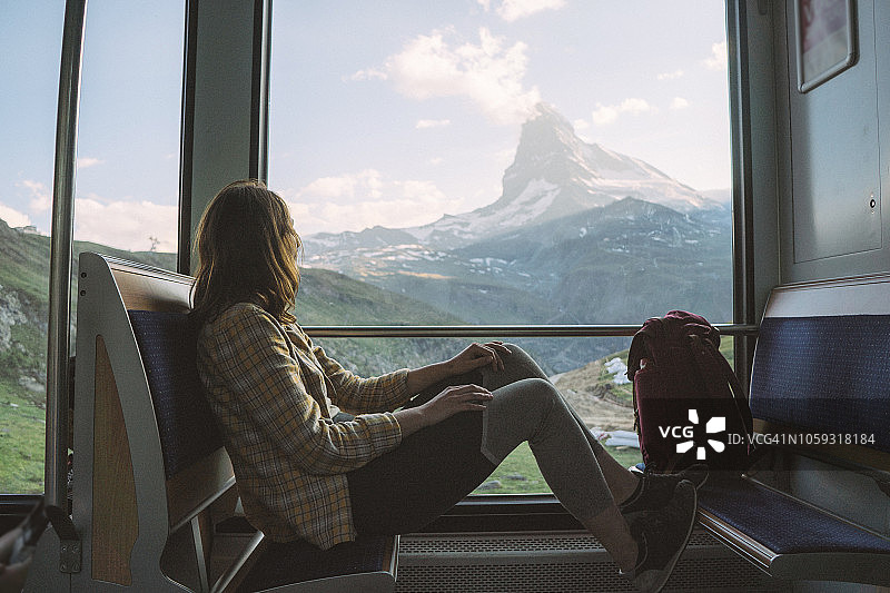 乘坐戈尔内格拉特火车的女人图片素材