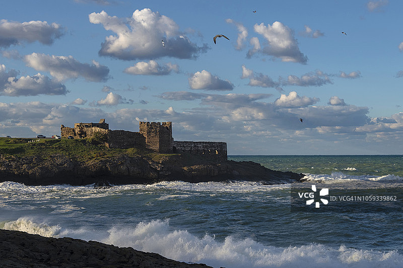 鲁梅利费内尔村的古老热那亚城堡图片素材