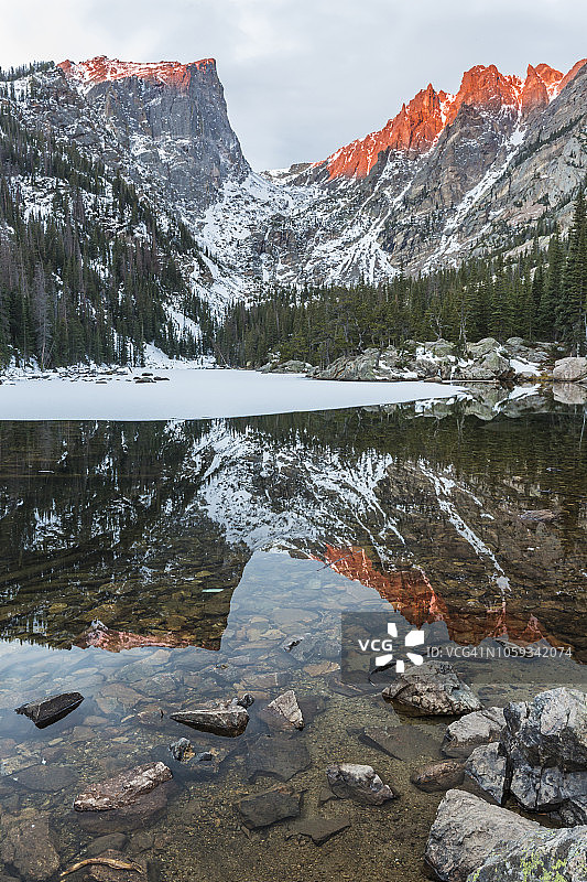 梦幻湖岩石倒影图片素材