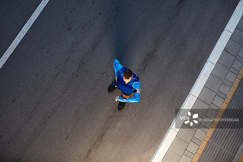 跑步者站立的俯视图图片素材