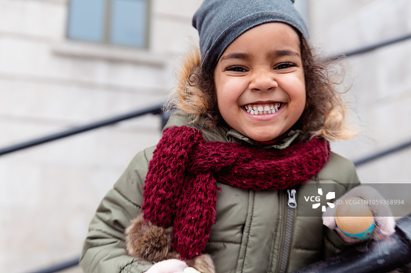 与多元种族家庭一起圣诞节购物图片素材