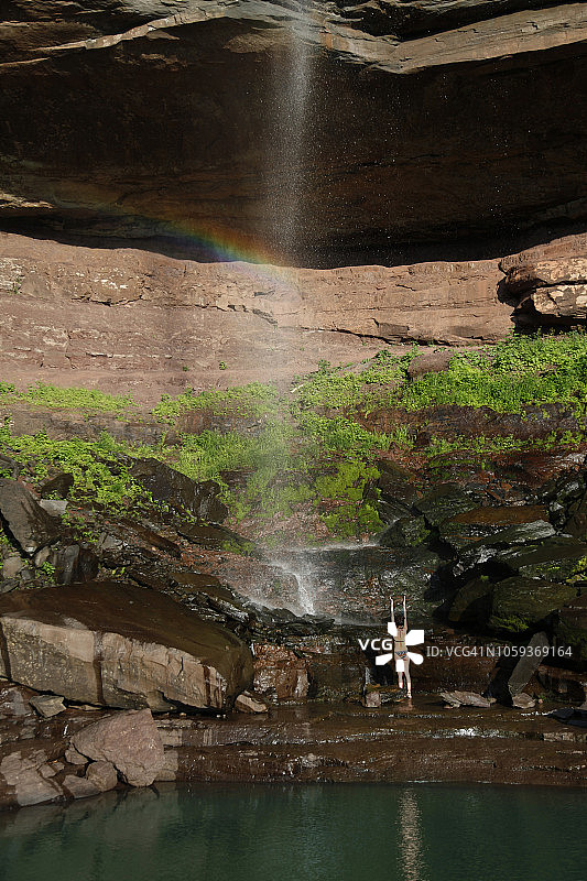 站在瀑布下的女人图片素材