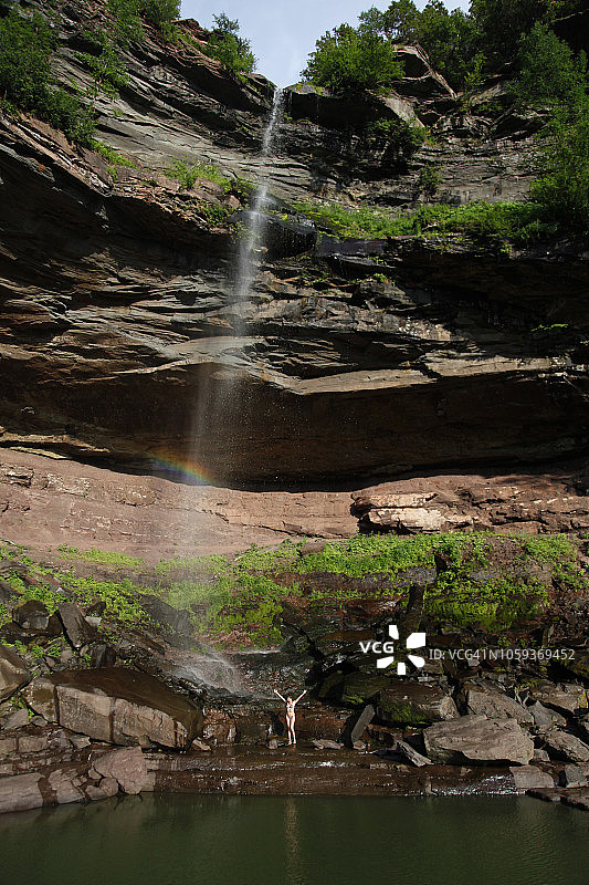 站在瀑布下的女人图片素材
