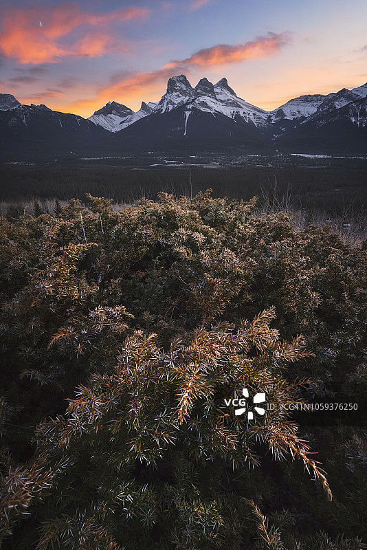 加拿大阿尔伯塔省坎莫尔三姐妹峰的日落色彩图片素材